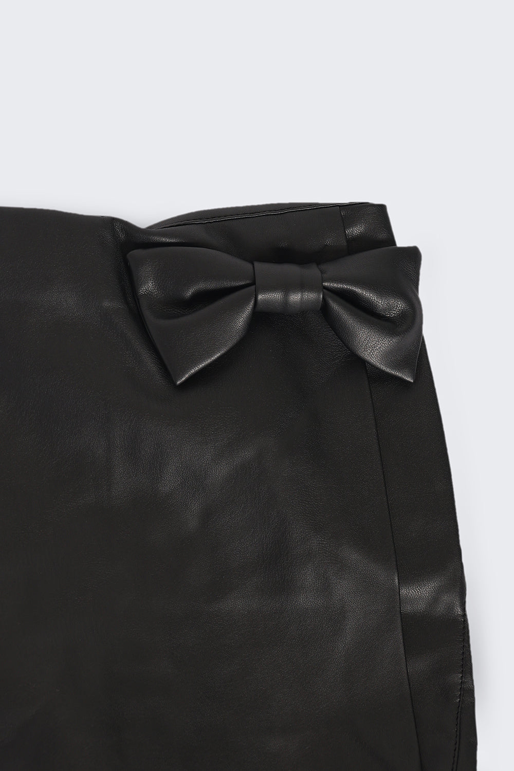 Black Mid Rise Regular Fit Shorts For Girls